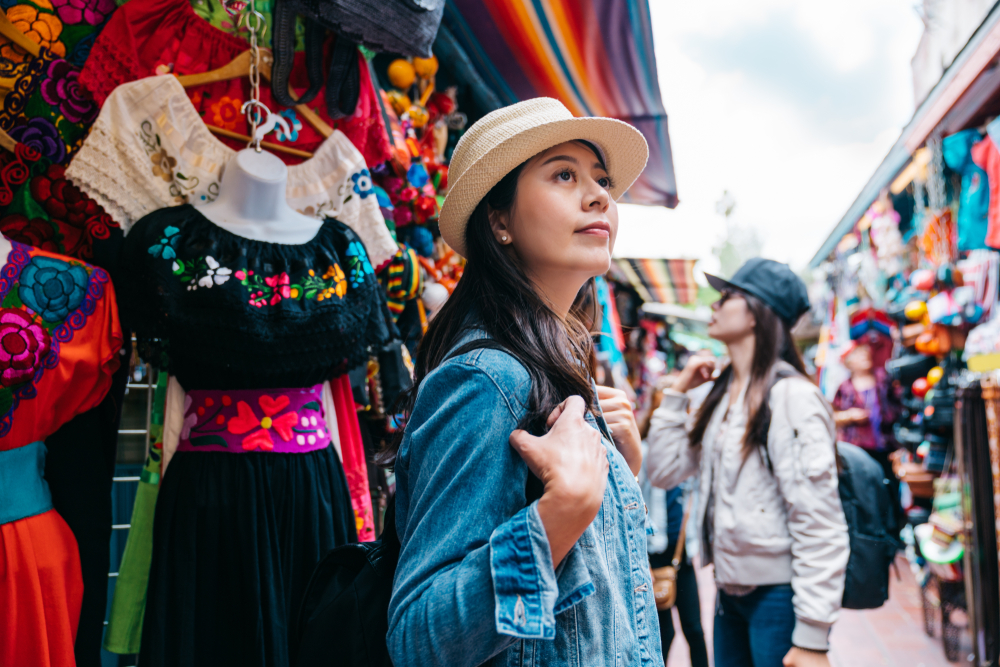 Traveler,Shopping,In,The,Traditional,Market,And,Thinking,What,To